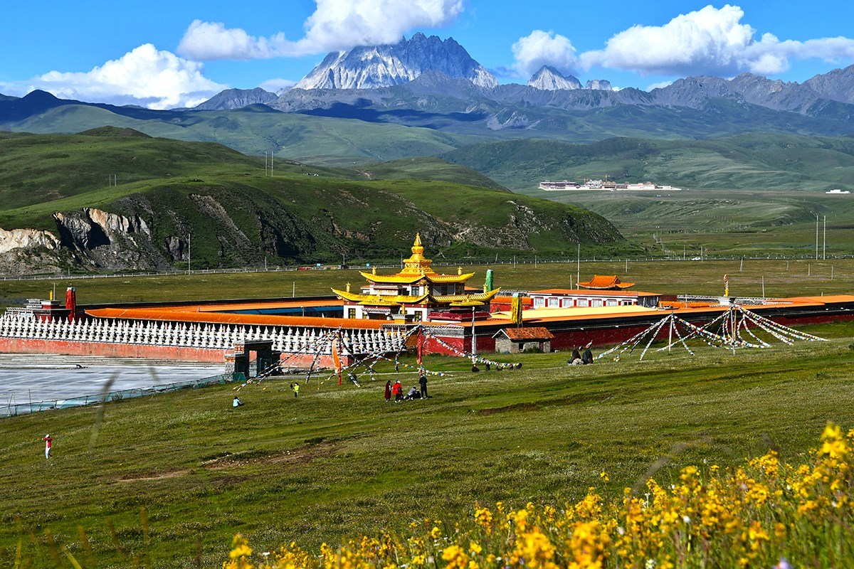 Muya Golden Pagopda and Holy Mountain Yala | Photo by Liu Bin