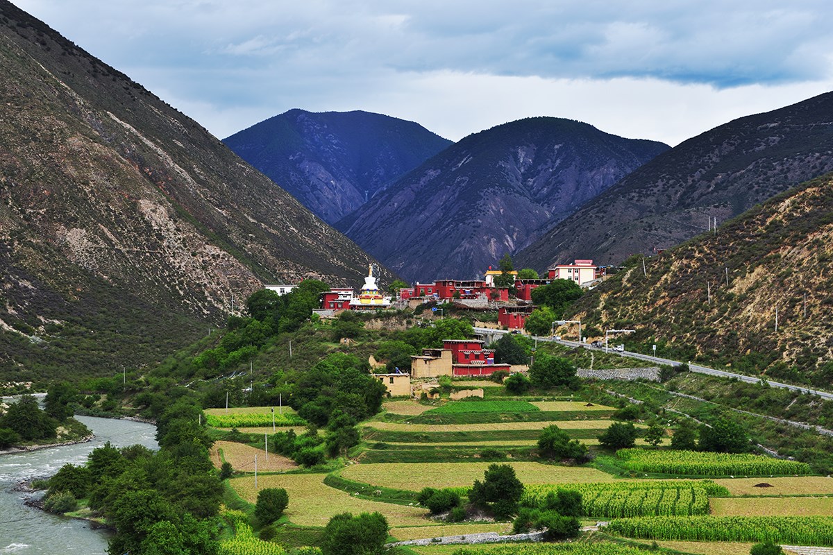 Tibetan Village of Basu | Photo by Liu Bin