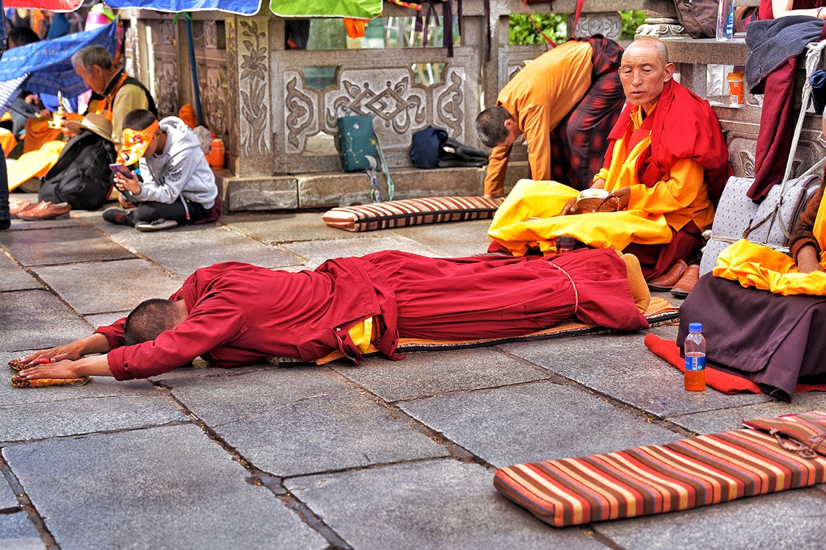 In Front of Jokhang Monastery | Photo by Liu Bin