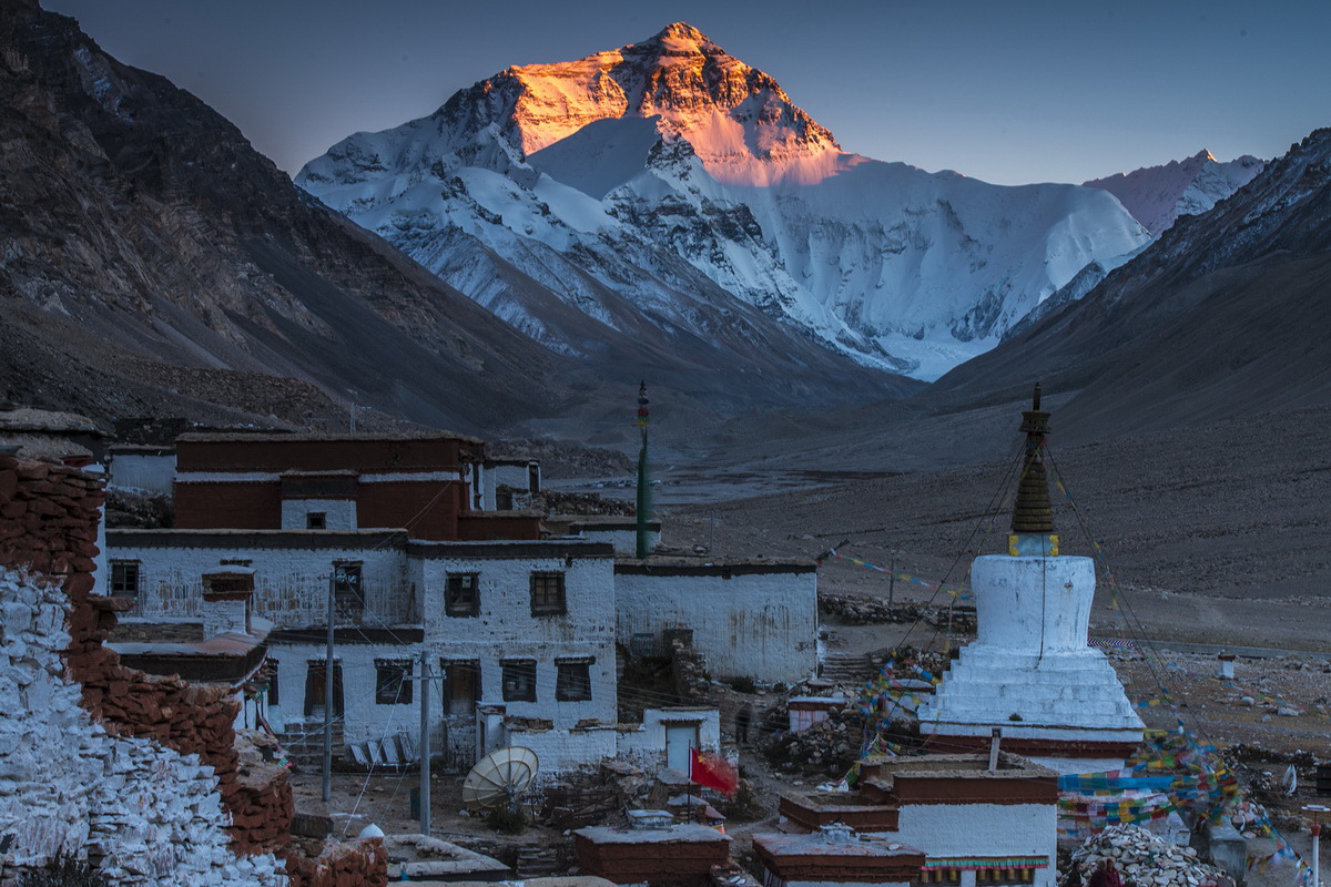 Rongbuk Monastery and Everest (Qomolangma) 