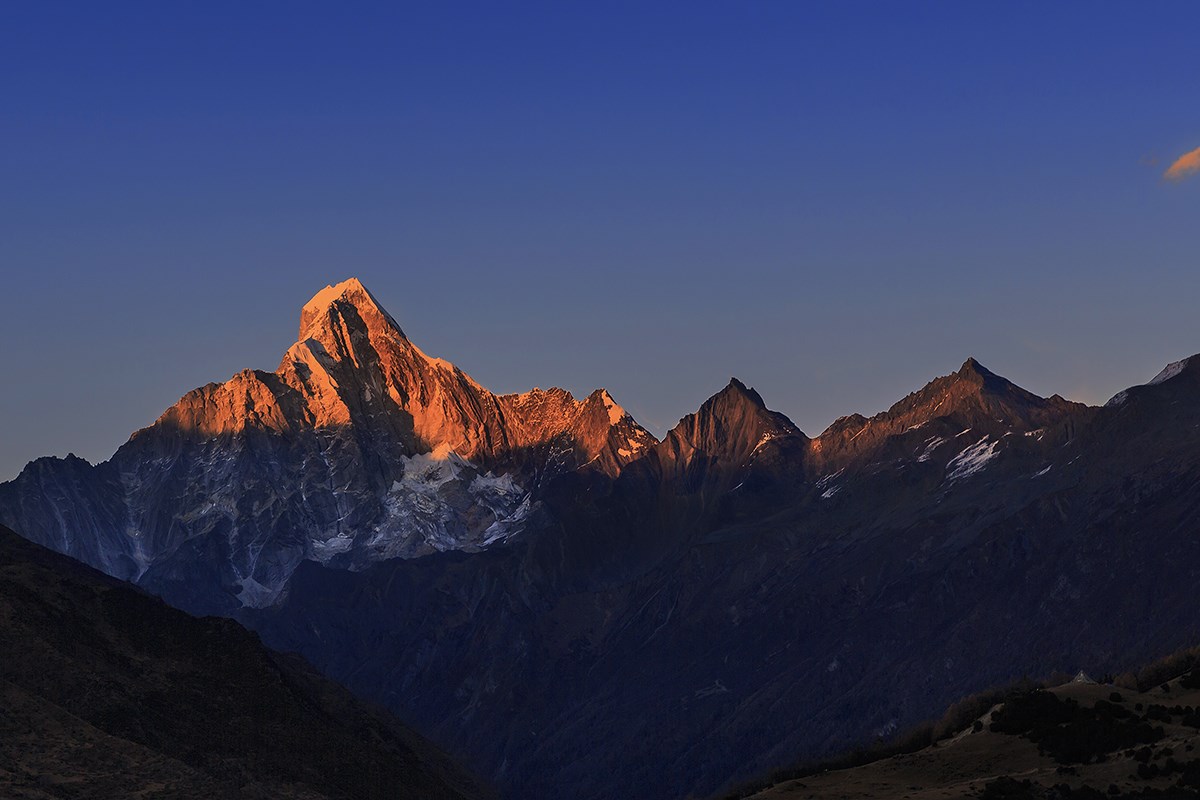 Sunset of Siguniang Shan | Photo by Min Zhao