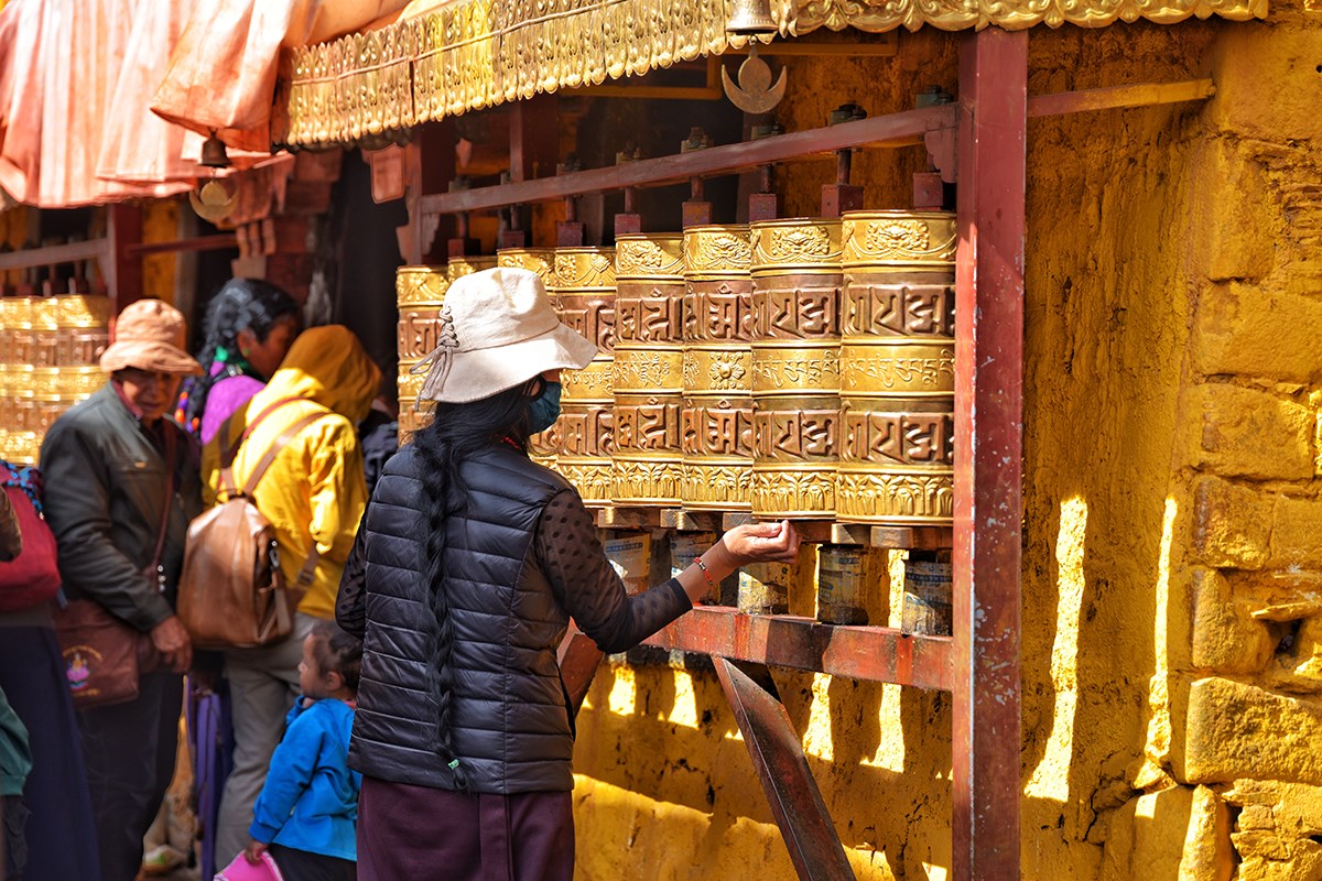 Believers at Barkhor Street | Photo by Liu Bin